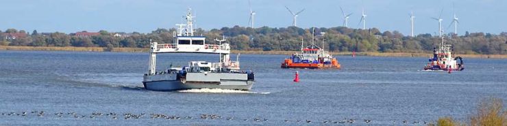 Fähre und Saugbagger auf der Elbe
